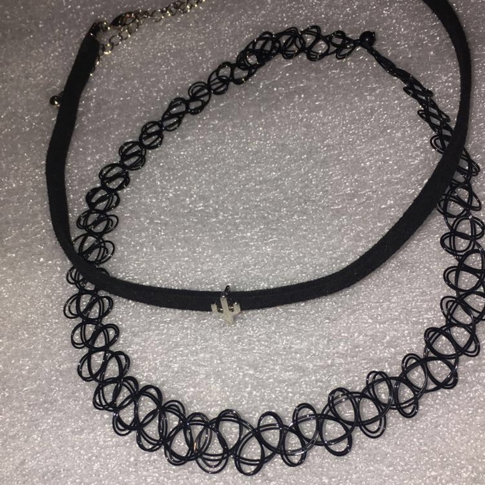 2 chokers